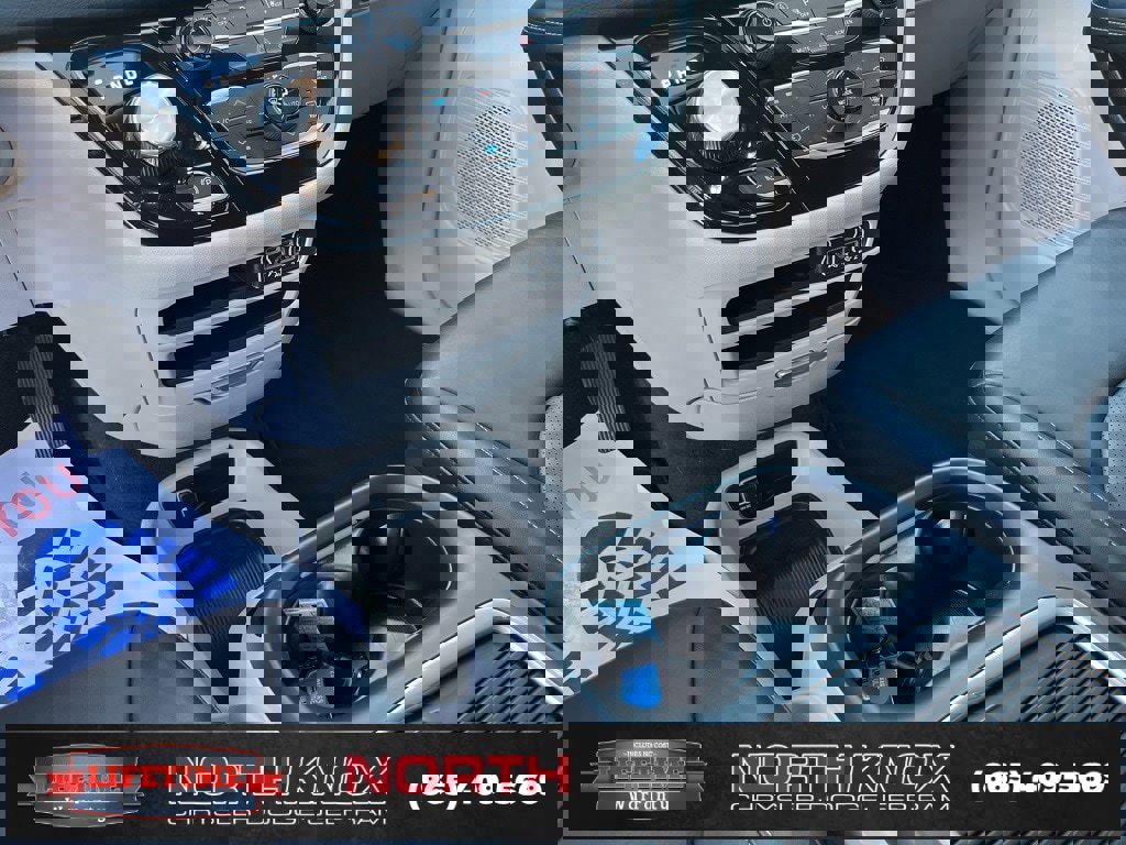 Used 2024 Chrysler Pacifica Touring-L image 11