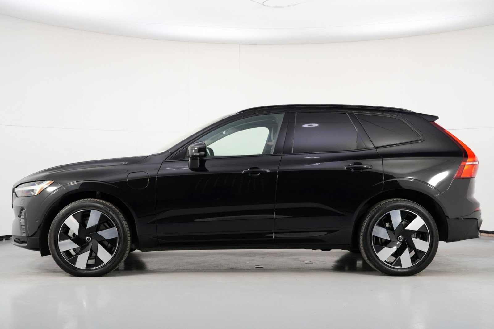 Used 2025 Volvo XC60 T8 Plus w/ Climate Package PRO AWD/4WD image 9