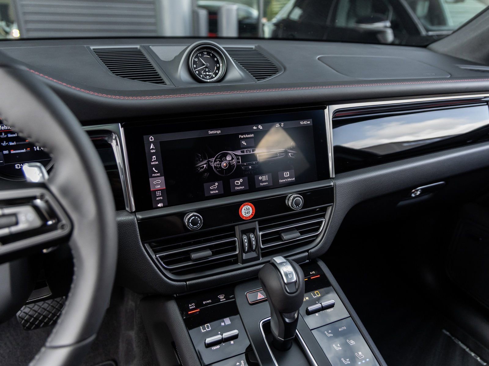 Certified 2026 Porsche Macan AWD/4WD image 30