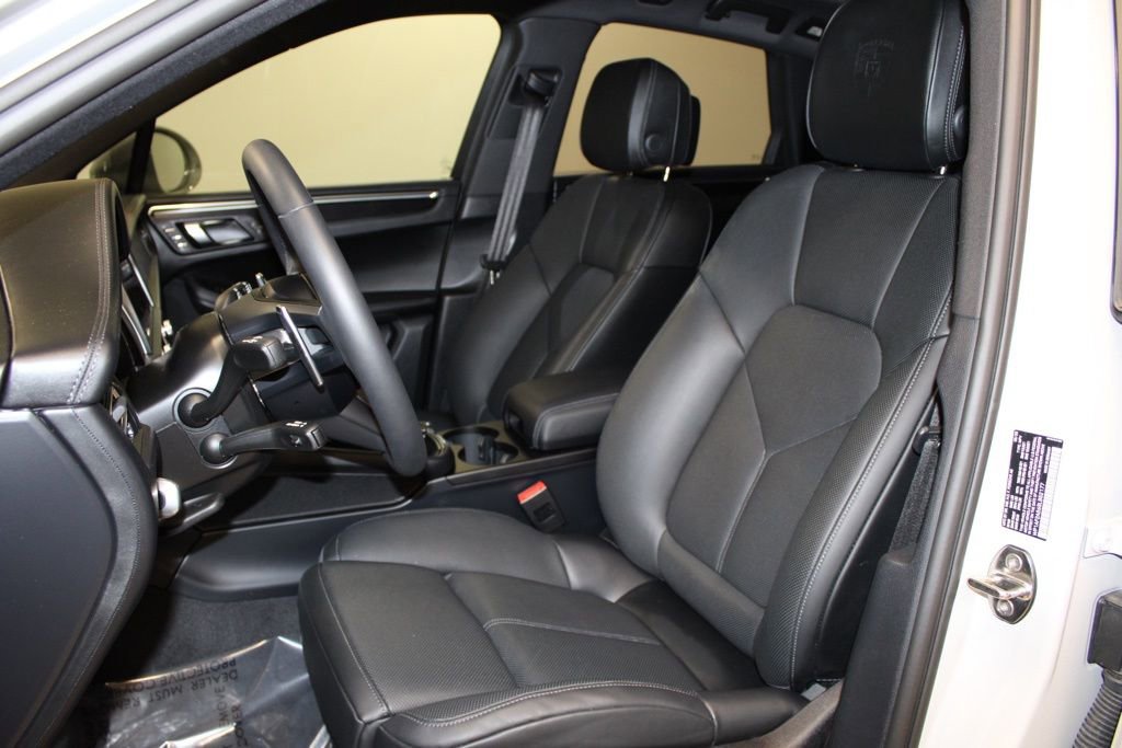 Certified 2025 Porsche Macan GTS image 5