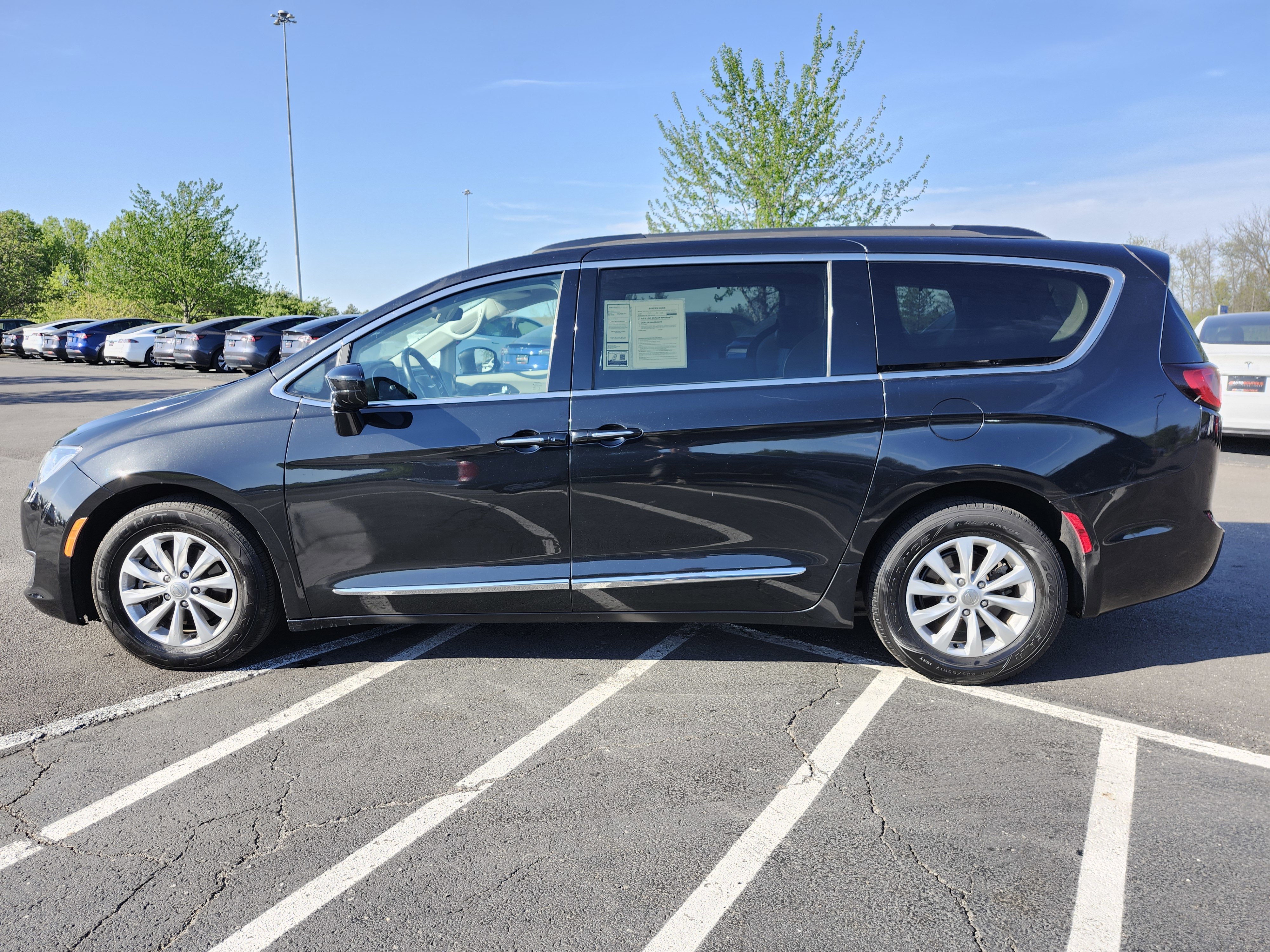 Used 2017 Chrysler Pacifica Touring-L image 12
