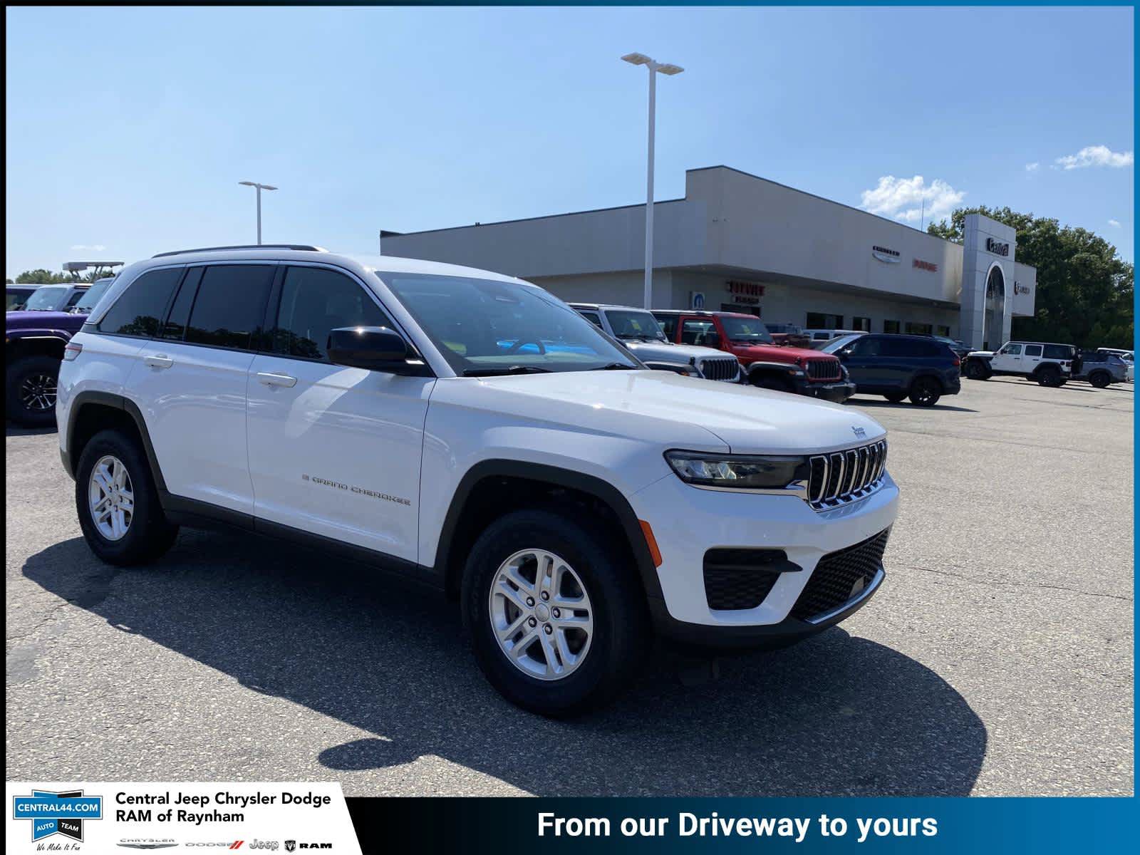 Used 2023 Jeep Grand Cherokee Laredo w/ Luxury Tech Group I AWD/4WD image 1