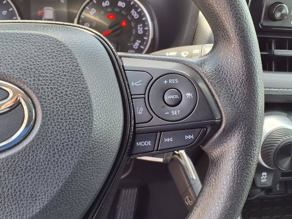 Used 2021 Toyota RAV4 LE AWD/4WD image 29