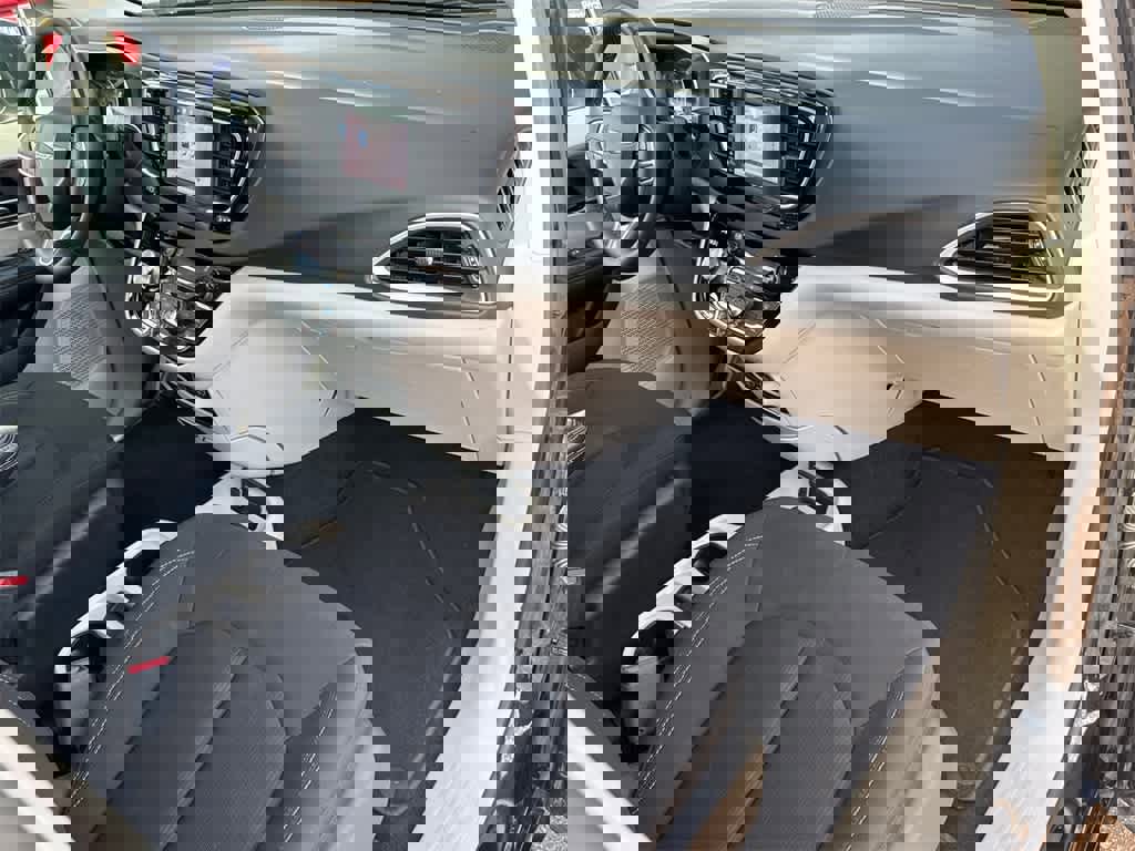 Used 2023 Chrysler Voyager LX image 13