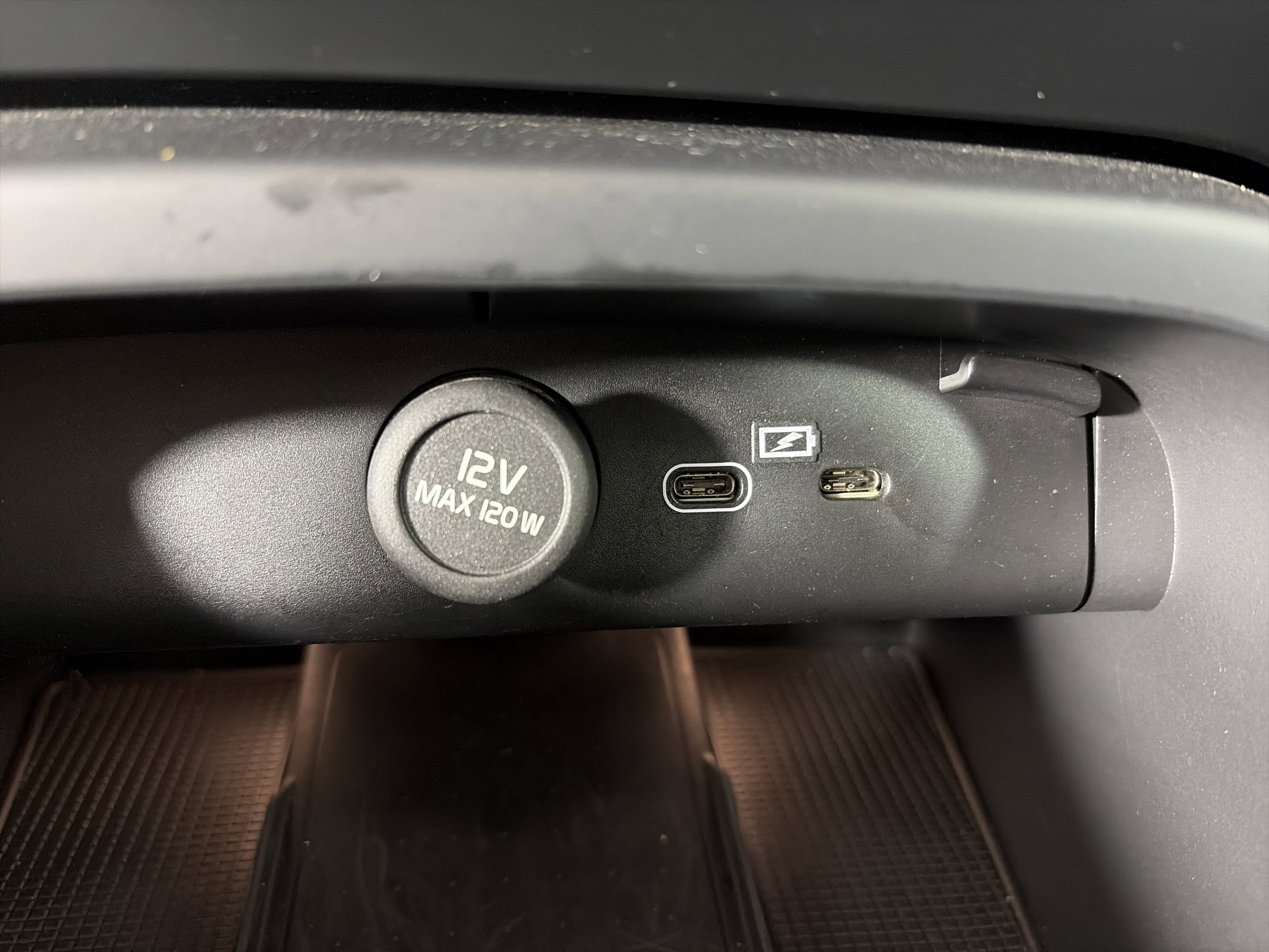 Used 2025 Volvo XC40 B5 Core image 26