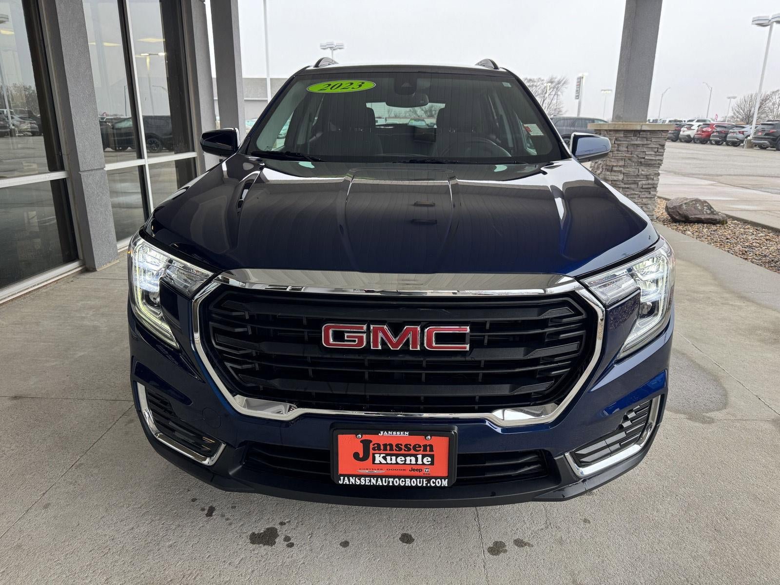 Used 2023 GMC Terrain SLE w/ Driver Convenience Package image 4