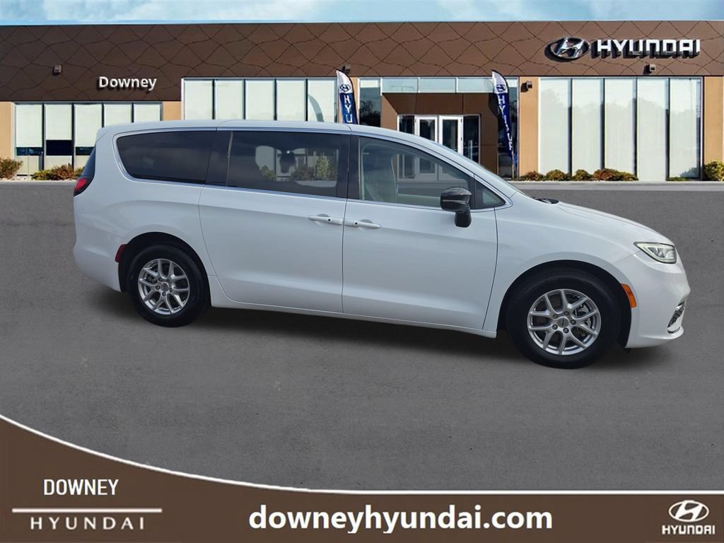 Used 2024 Chrysler Pacifica Touring-L FWD image 6