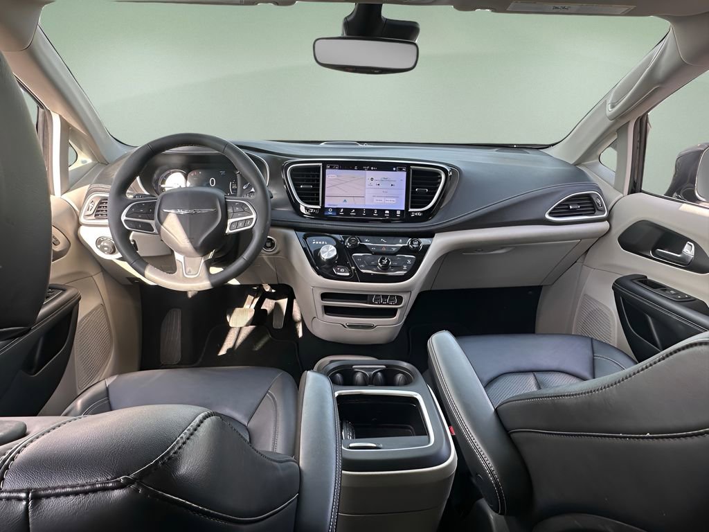Used 2024 Chrysler Pacifica Select image 21