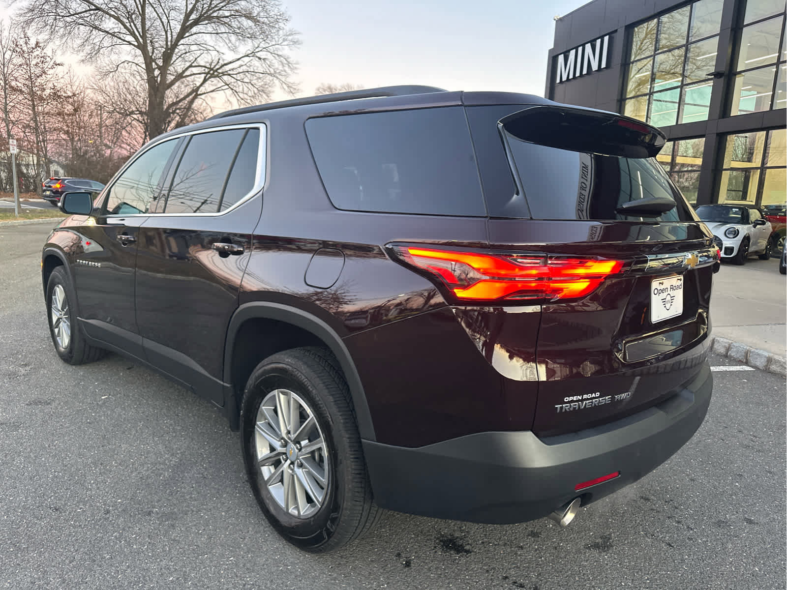 Used 2023 Chevrolet Traverse LT image 3