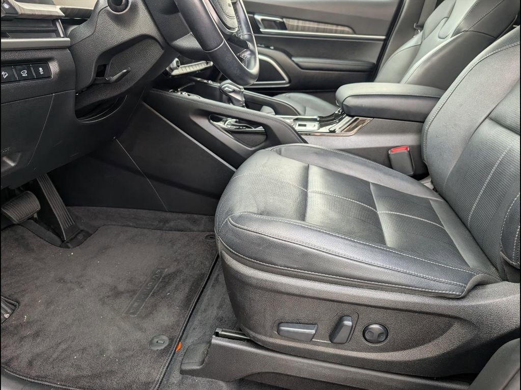 Used 2023 Kia Telluride EX w/ EX Captain's Chair Package image 12