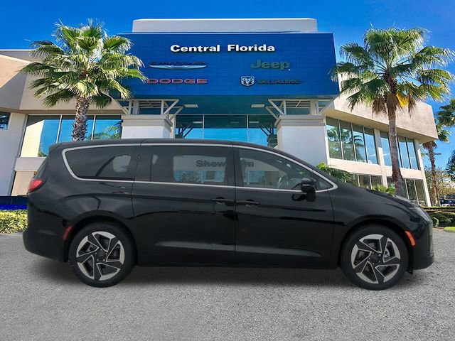 New 2027 Chrysler Pacifica Limited FWD image 4