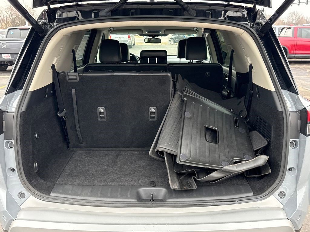 Used 2022 Nissan Pathfinder SL image 16