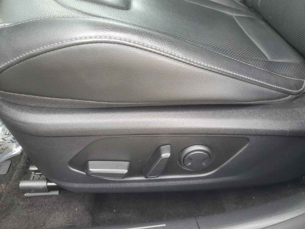Used 2025 Hyundai Elantra Limited FWD image 13