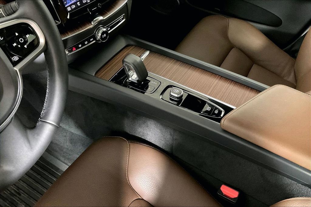 Used 2024 Volvo XC60 T8 Plus w/ Protection Package Premier image 17