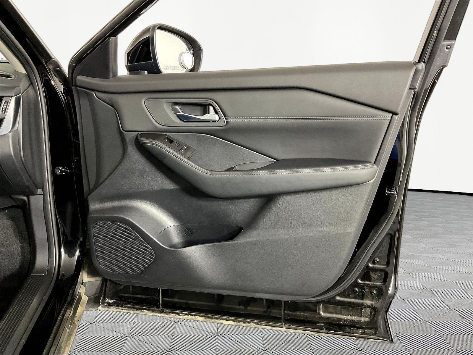 Used 2025 Nissan Rogue SV w/ SV Premium Package FWD image 28