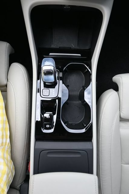Used 2024 Volvo XC40 B5 Plus w/ Protection Package Premier AWD/4WD image 18