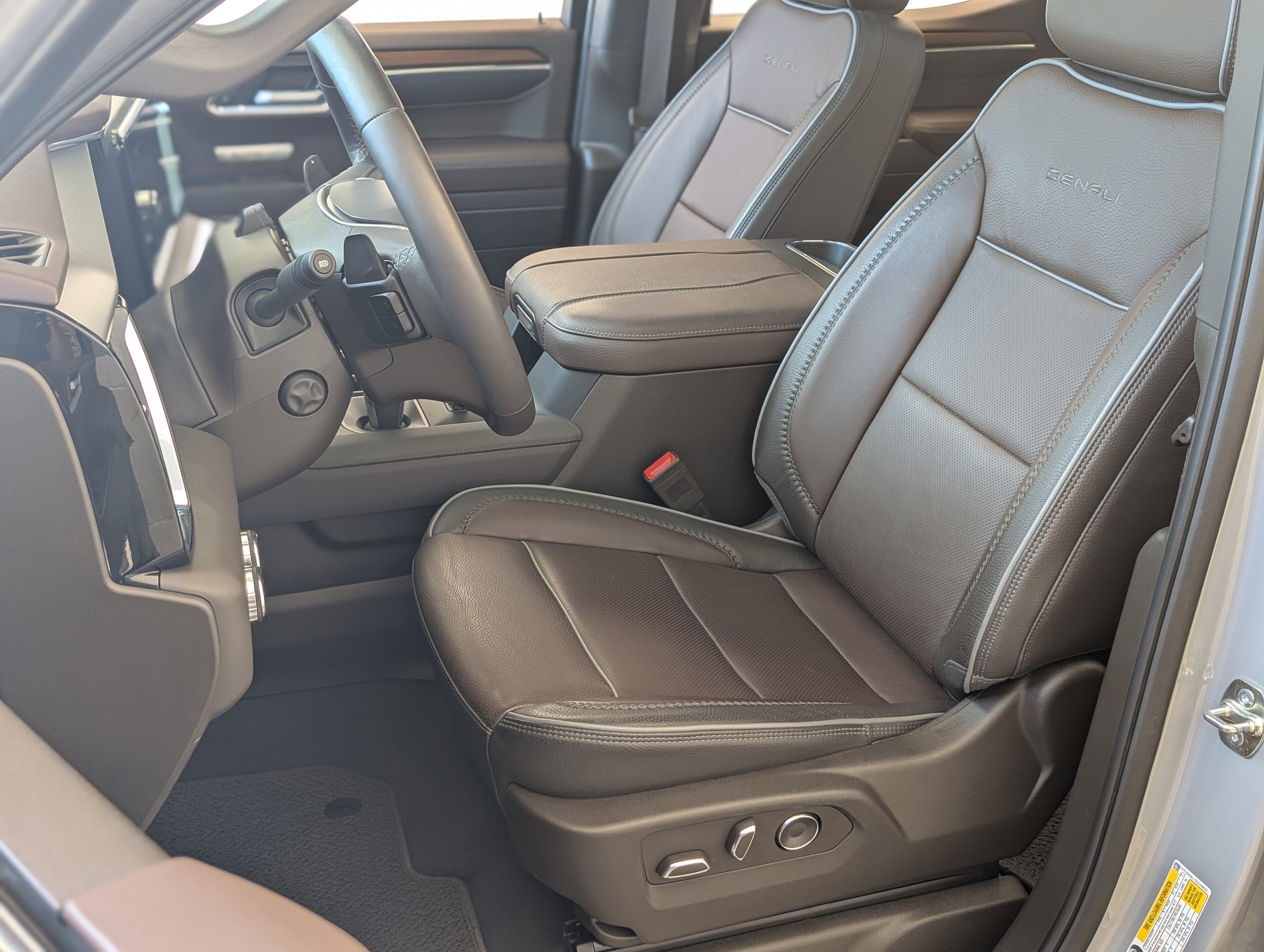 Used 2025 GMC Sierra 1500 Denali AWD/4WD image 17