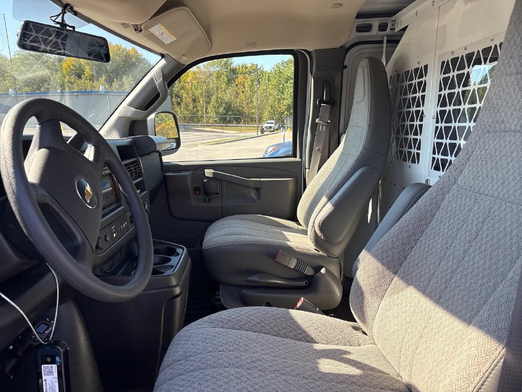 Used 2025 Chevrolet Express 2500 RWD image 8