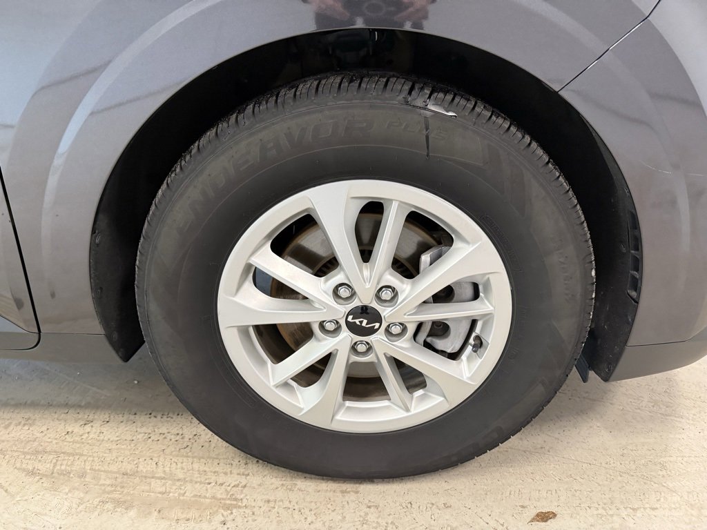 Used 2022 Kia Carnival LX image 12