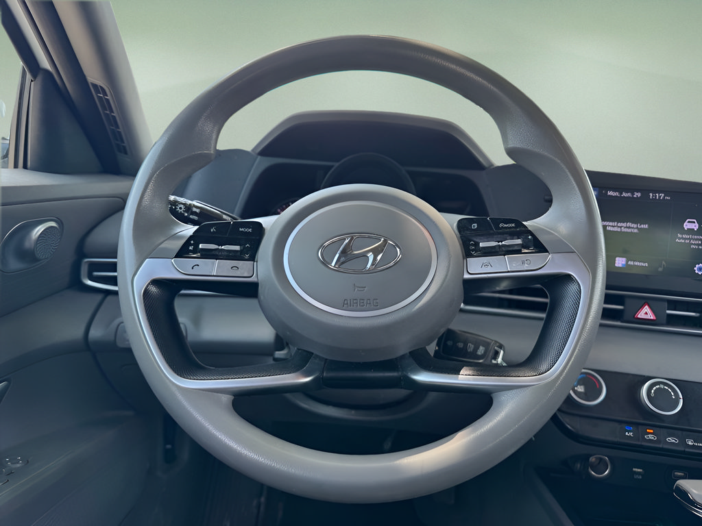 Used 2021 Hyundai Elantra SE FWD image 17