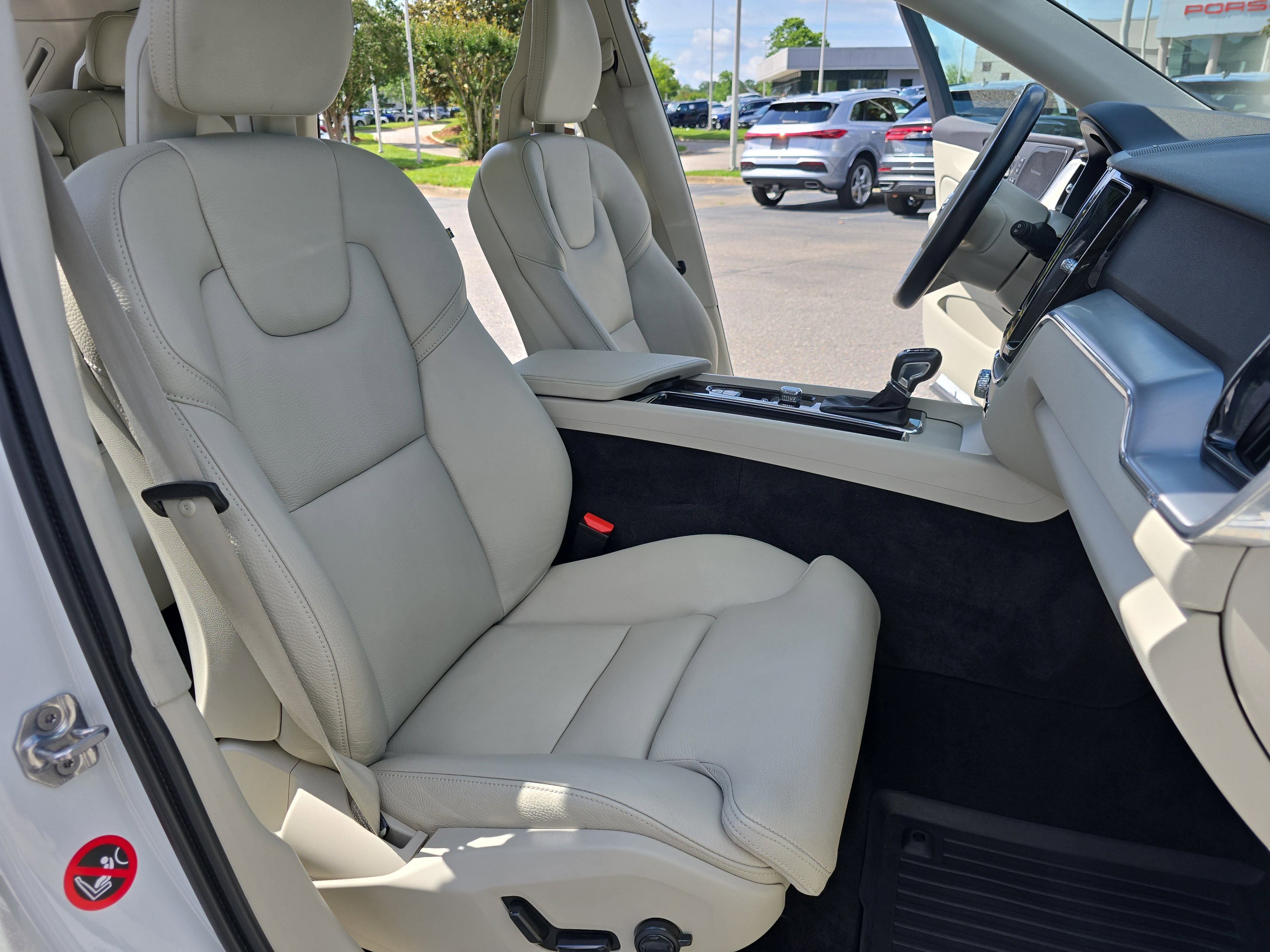 Used 2019 Volvo XC60 T5 Momentum w/ Multimedia Package AWD/4WD image 10