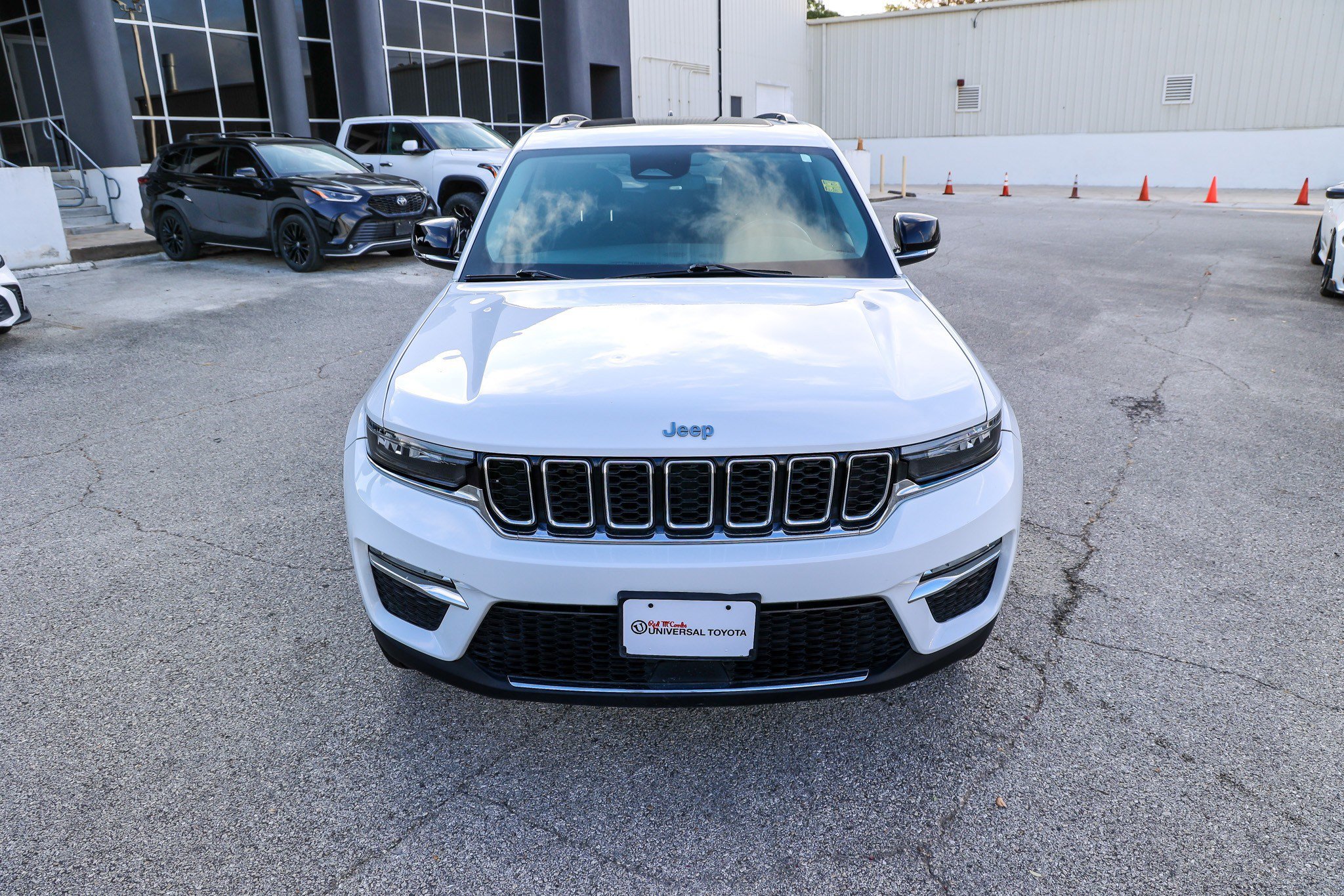 Used 2022 Jeep Grand Cherokee Limited w/ MOPAR Finishing Package RWD image 4