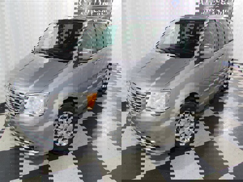 Used 2014 Chrysler Town & Country Touring image 9