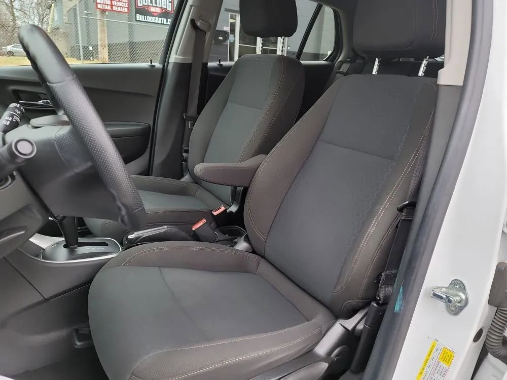 Used 2021 Chevrolet Trax LS w/ Tint and Cruise Package AWD/4WD image 9