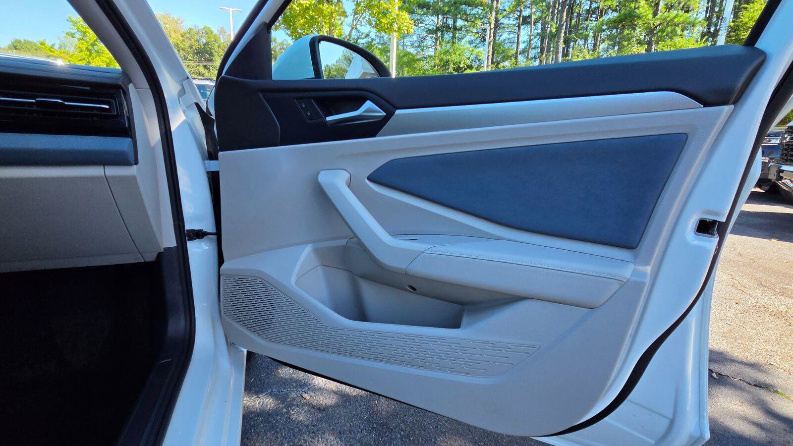 Certified 2025 Volkswagen Jetta SE w/ Sunroof Package FWD image 54