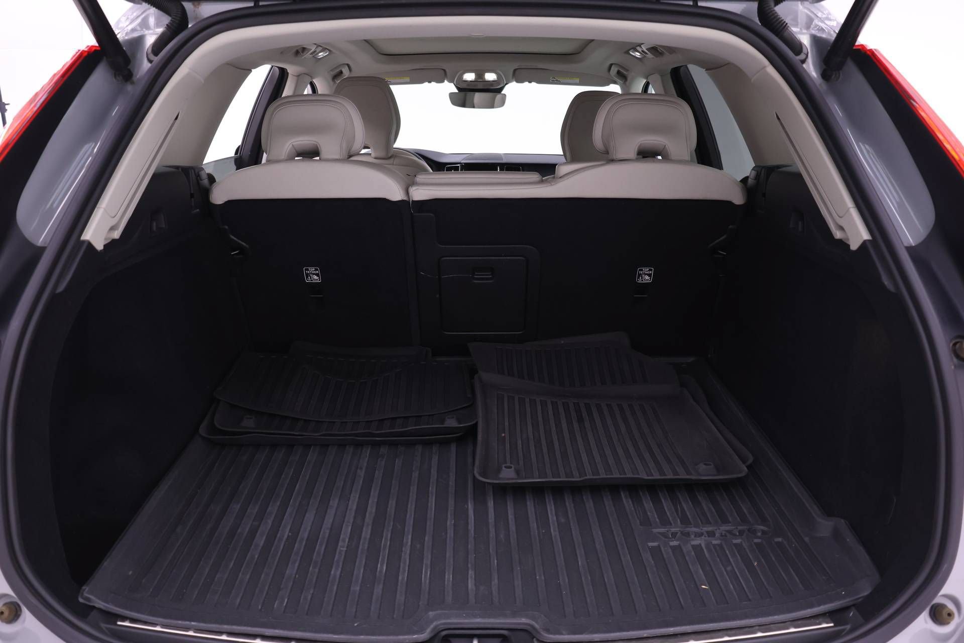 Certified 2024 Volvo XC60 B5 Plus w/ Protection Package Premier AWD/4WD image 19