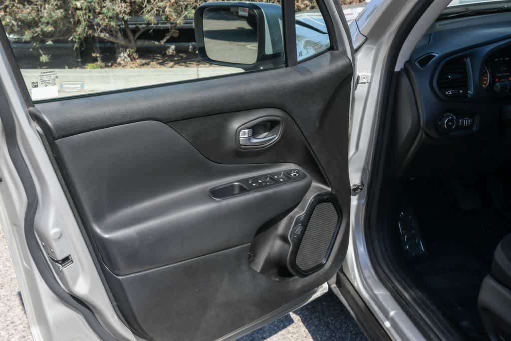 Used 2017 Jeep Renegade Altitude FWD image 24