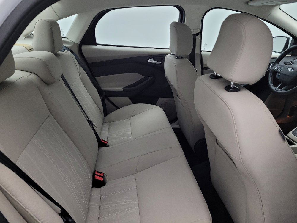 Used 2016 Ford Focus SE w/ SE Cold Weather Package FWD image 19
