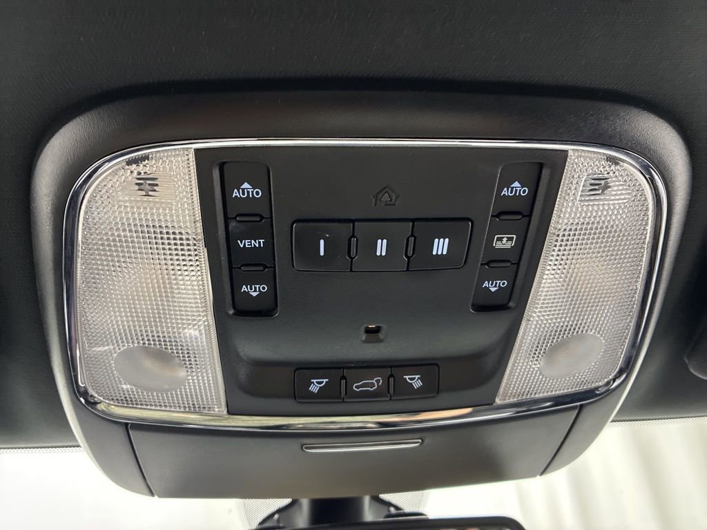 Used 2015 Jeep Grand Cherokee Limited w/ Luxury Group II image 24