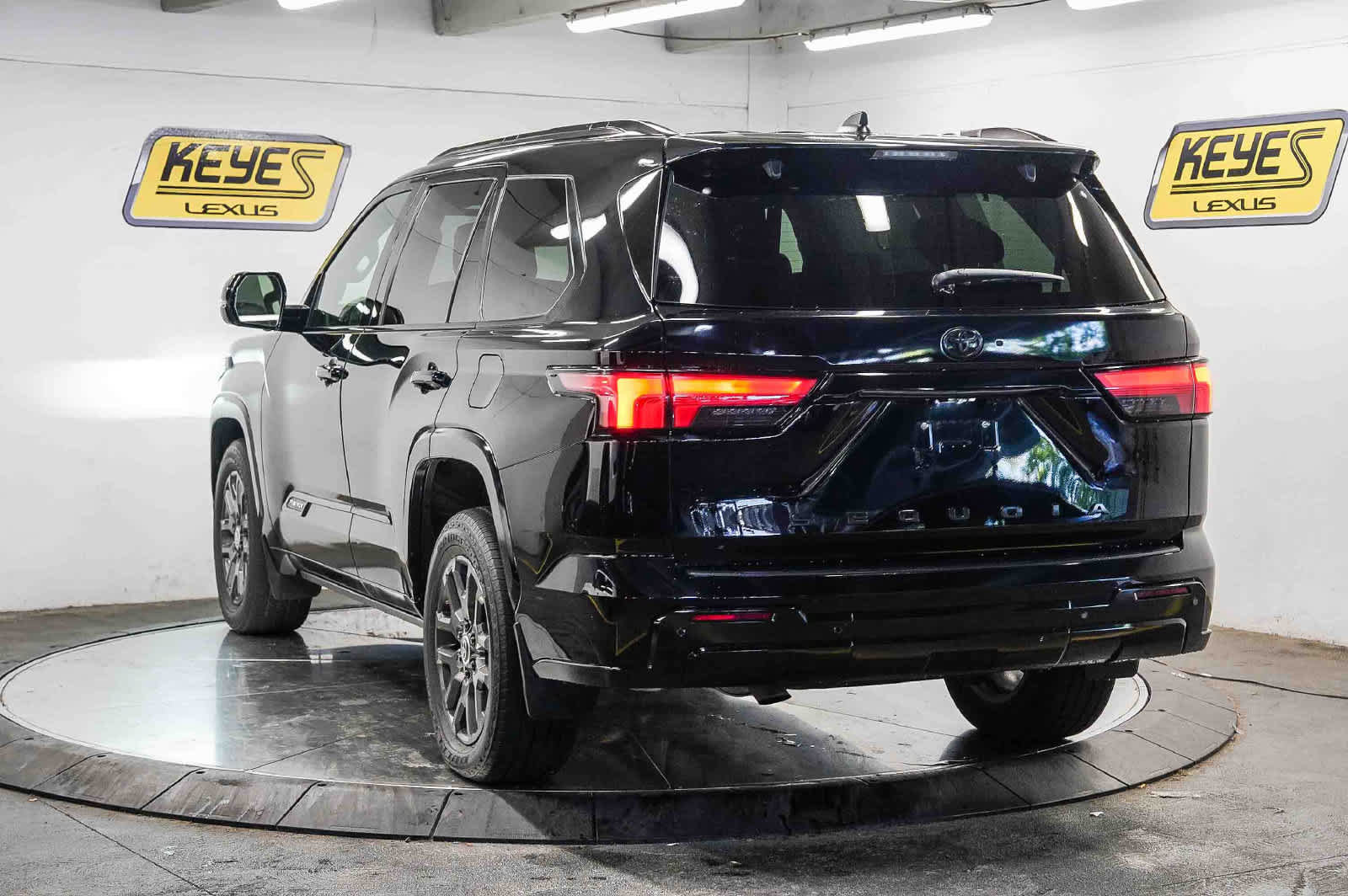 Used 2024 Toyota Sequoia Platinum AWD/4WD image 2