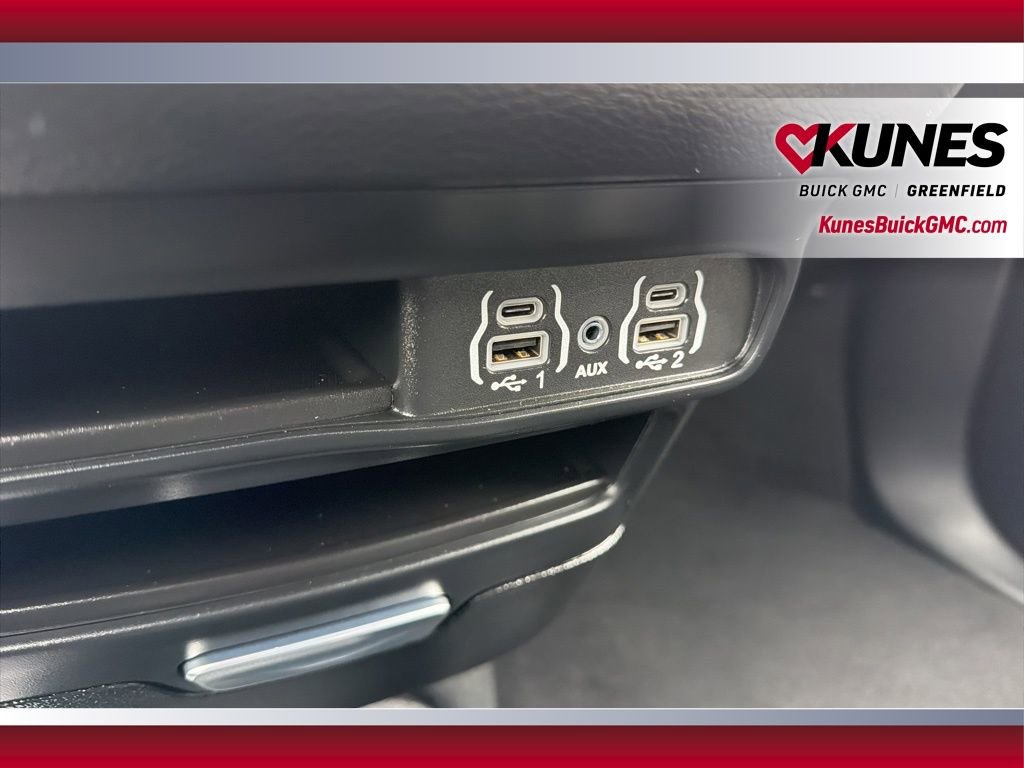 Used 2025 Chrysler Pacifica Select image 29