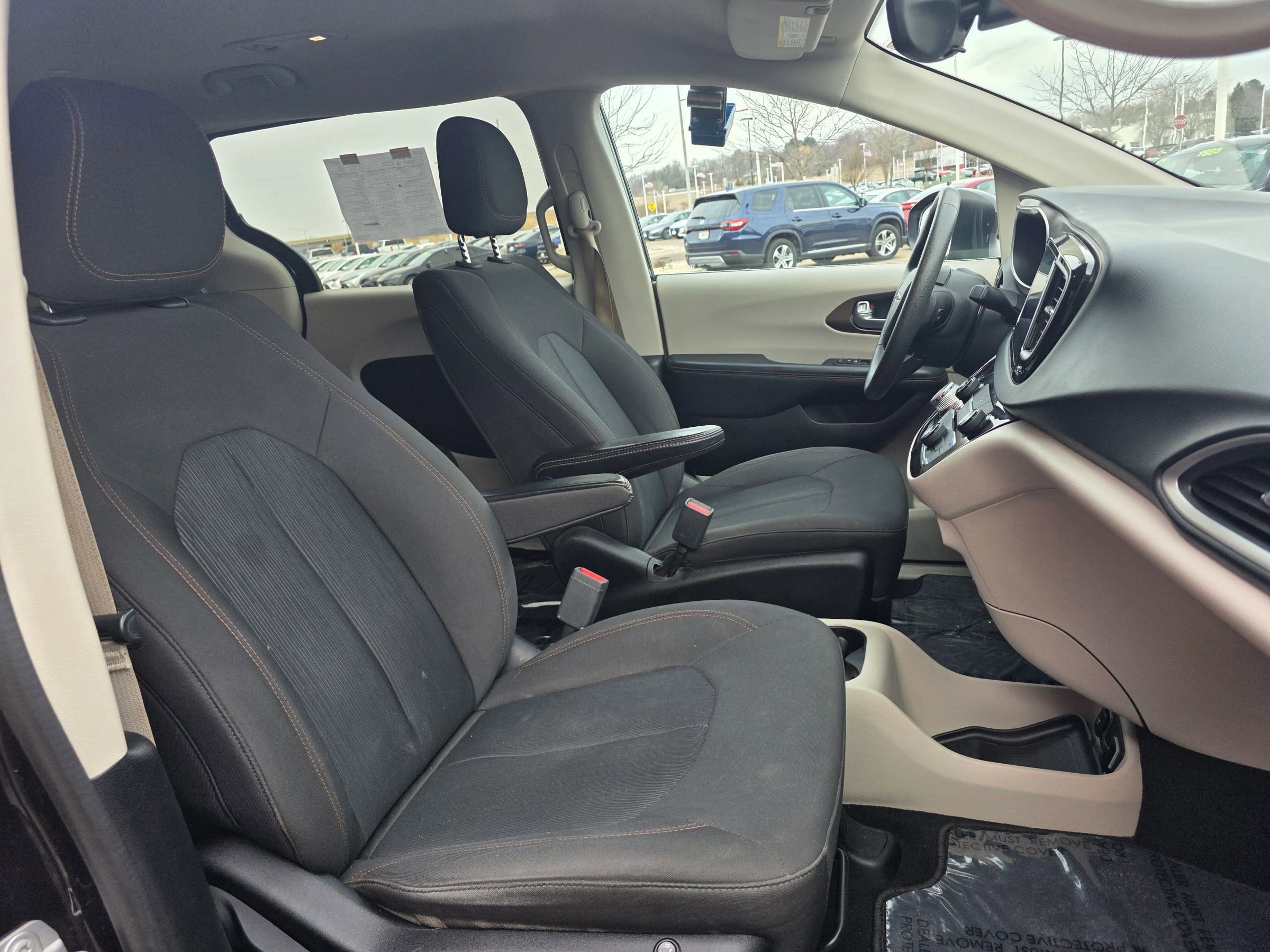 Used 2017 Chrysler Pacifica Touring image 9