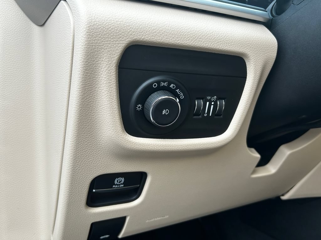 Used 2021 Jeep Grand Cherokee L Limited AWD/4WD image 15