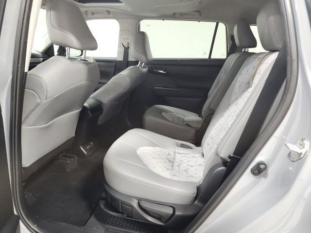 Used 2022 Toyota Highlander Bronze Edition image 23