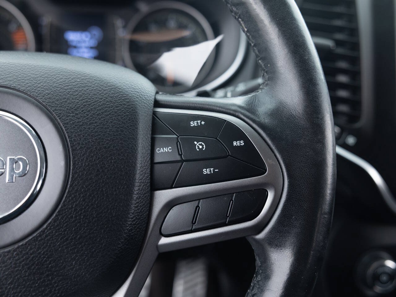 Used 2019 Jeep Cherokee Latitude Plus w/ Cold Weather Group FWD image 38