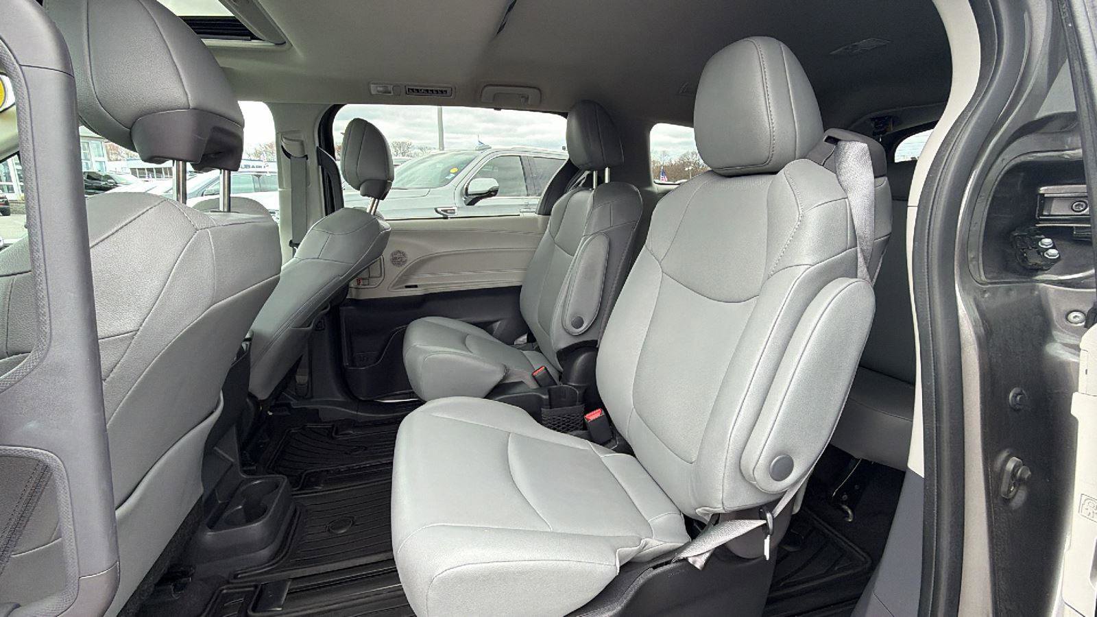 Used 2024 Toyota Sienna XLE w/ XLE Plus Package image 37