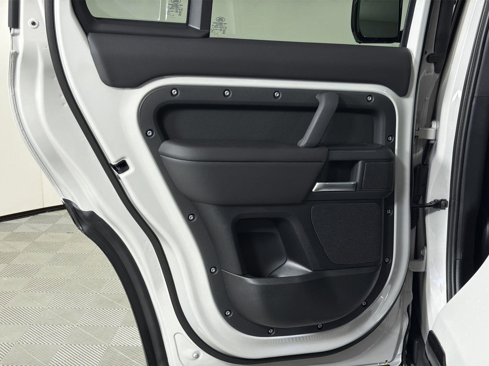 New 2026 Land Rover Defender 110 X-Dynamic SE image 25