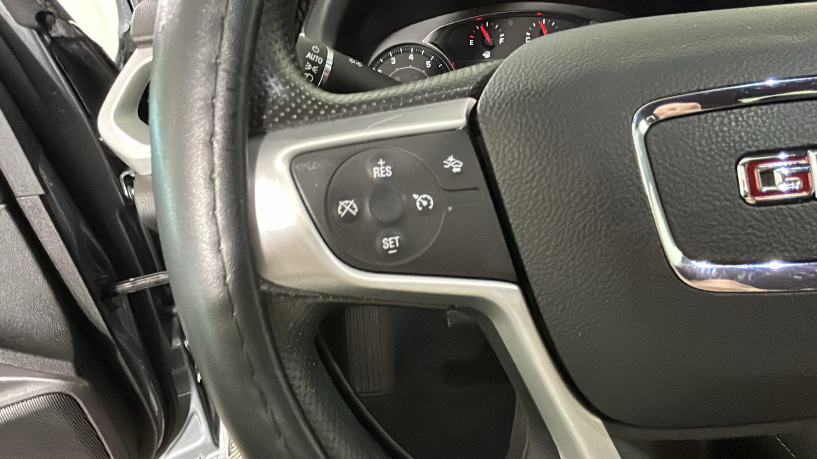 Used 2023 GMC Acadia SLE w/ Driver Convenience Package FWD image 19