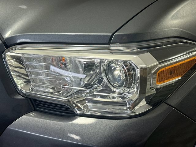 Used 2021 Toyota Tacoma SR5 AWD/4WD image 3
