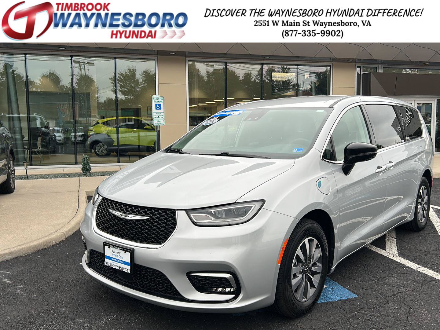Used 2024 Chrysler Pacifica Limited FWD image 1