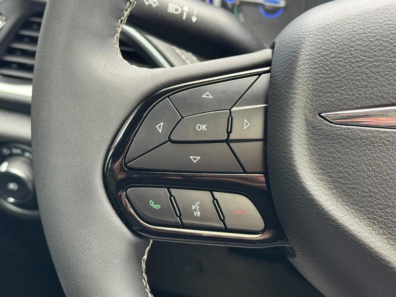Used 2024 Chrysler Pacifica Premium FWD image 19
