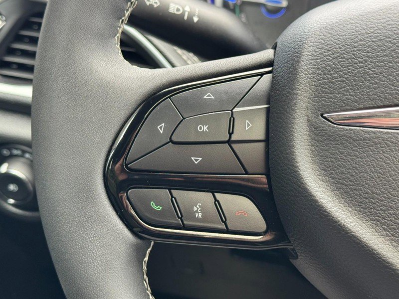 Used 2024 Chrysler Pacifica Premium FWD image 19