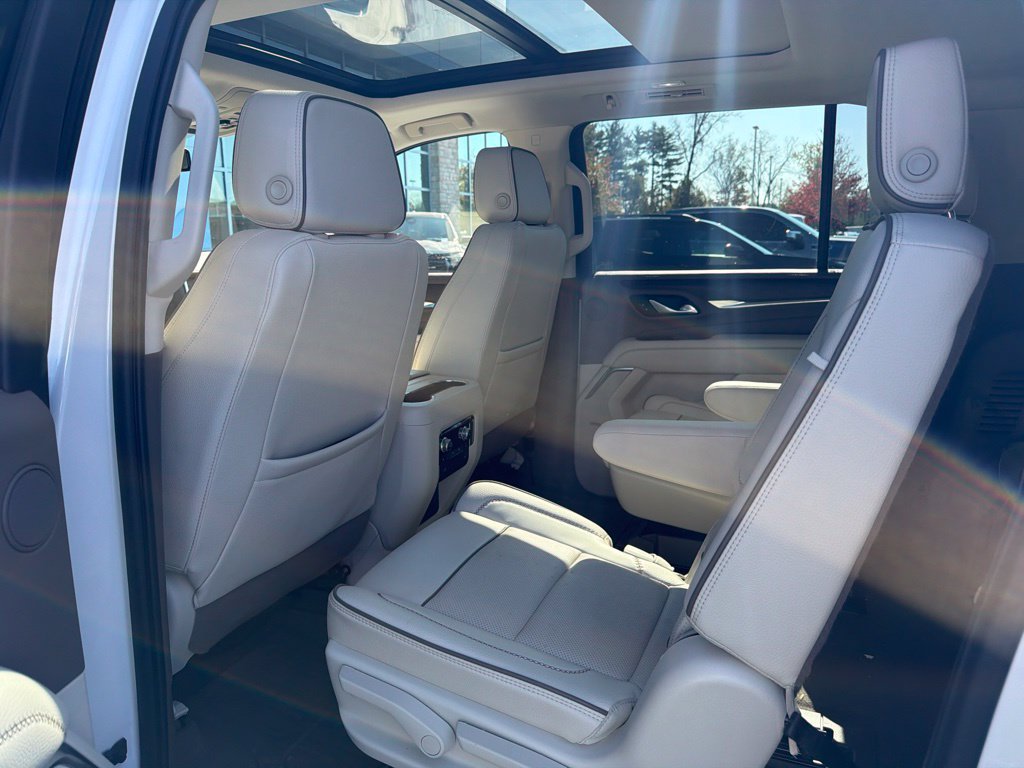 Used 2023 GMC Yukon XL Denali AWD/4WD image 2