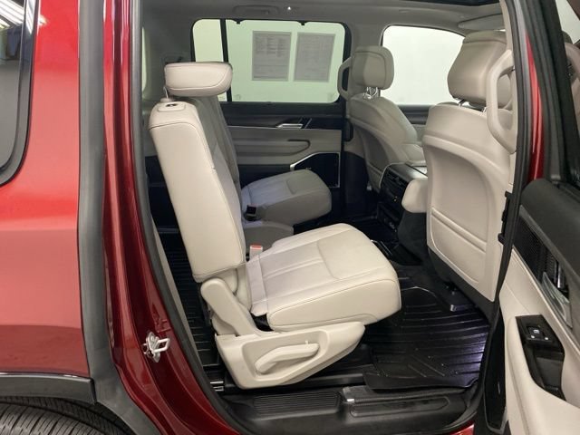 Used 2023 Jeep Wagoneer Series III w/ Premium Group I AWD/4WD image 29