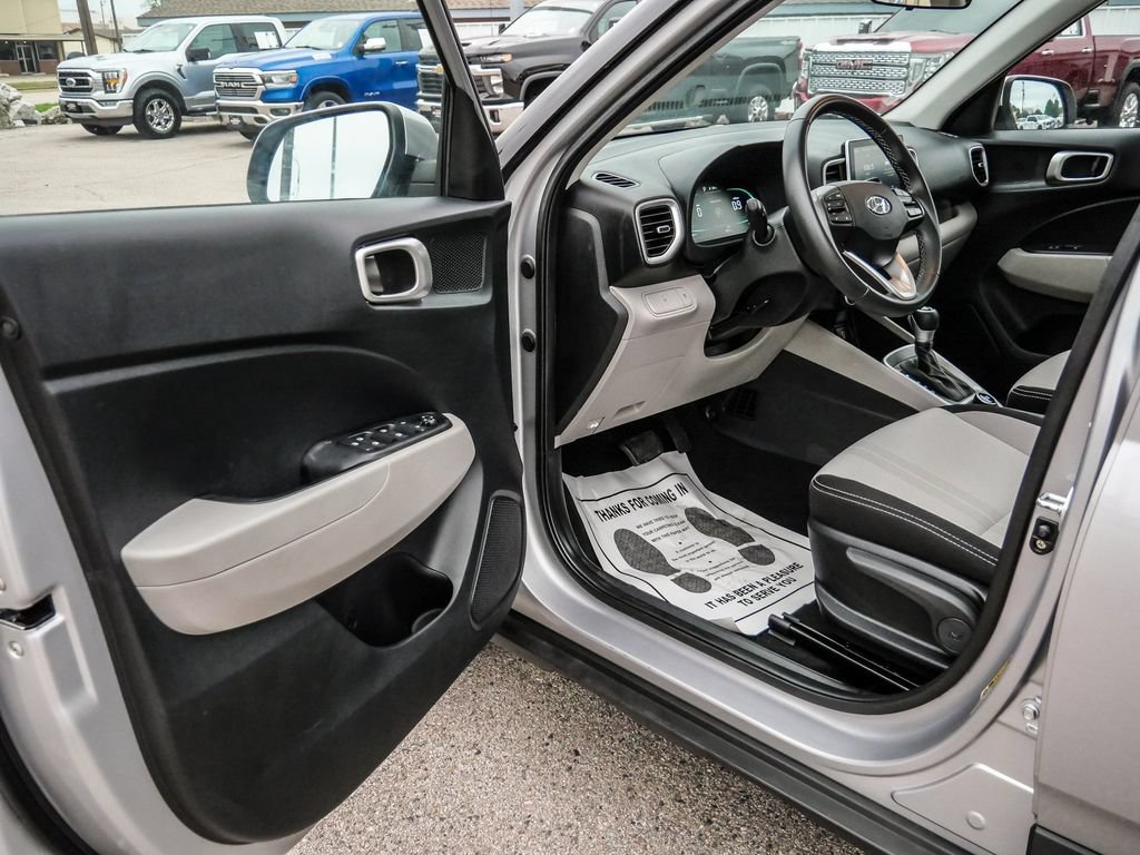 Used 2025 Hyundai Venue SEL FWD image 25
