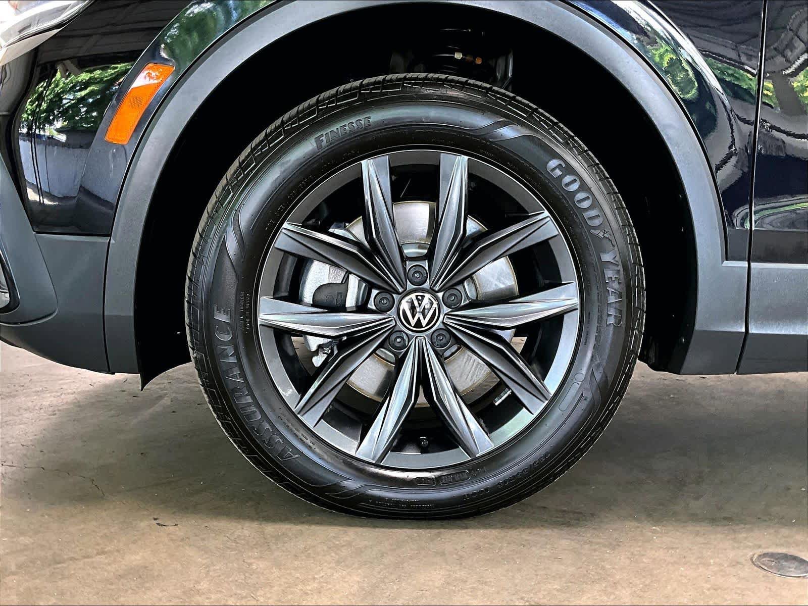 Used 2023 Volkswagen Tiguan SE w/ Panoramic Sunroof Package FWD image 12